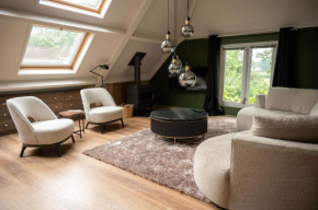Prachtig en zeer ruim appartement boven vrijstaande schuur